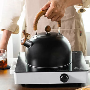 Auréa™ – Chaleira de Aço Inoxidável com Apito 2,5L / 3L – Fundo Reforçado para Fogão a Gás e Indução